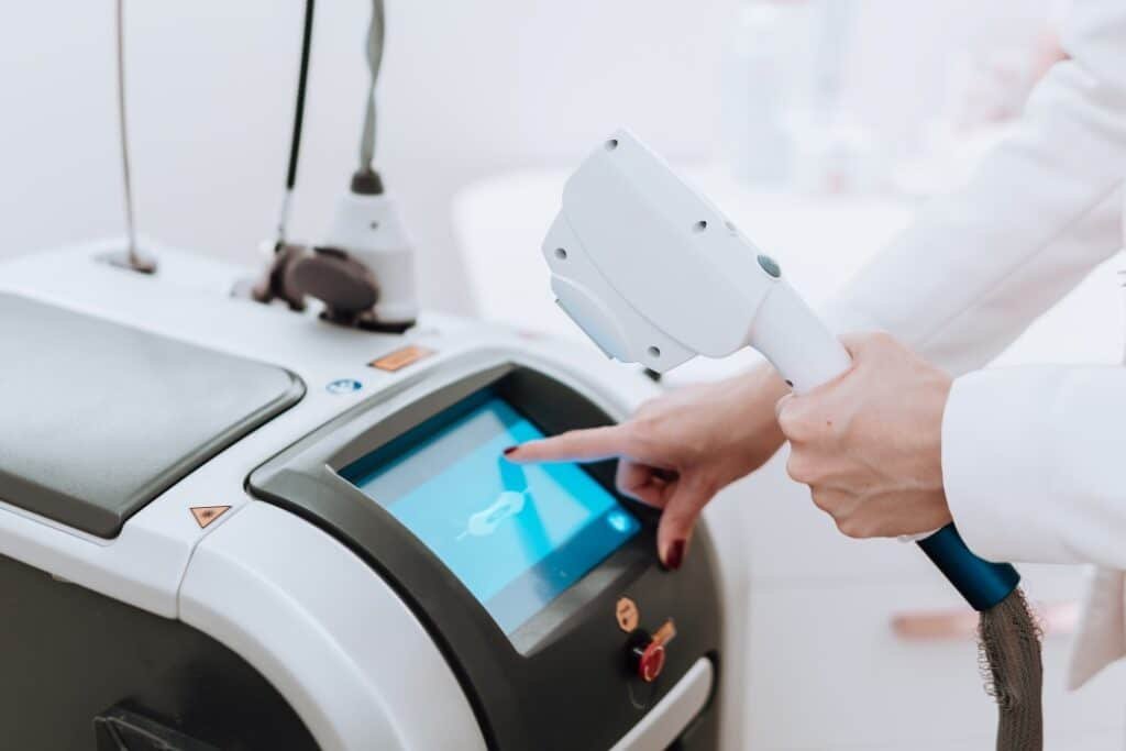 Qual o Melhor Tratamento para Manchas Faciais: Laser Fotona e ZYE